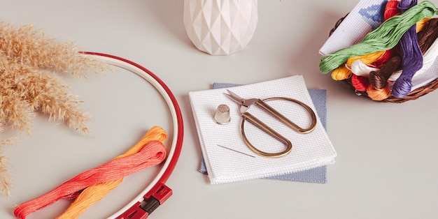 Taller con bastidores y hilos